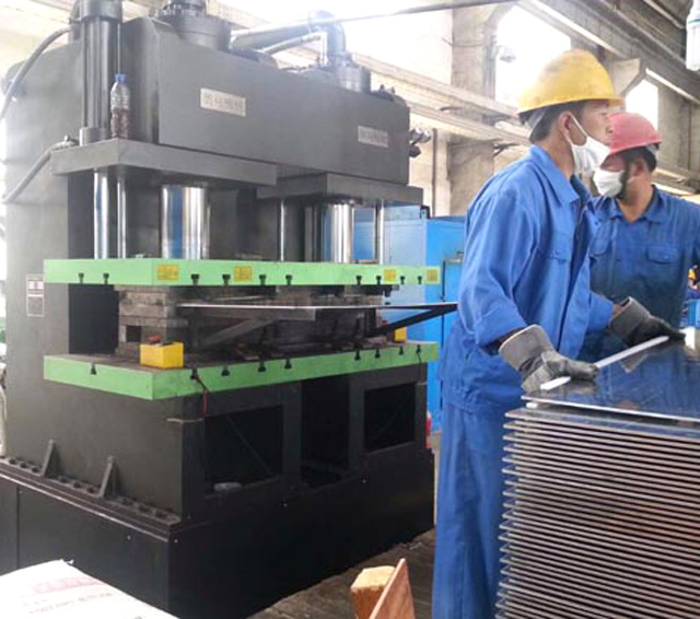 大型鋁板包邊專用機(jī)